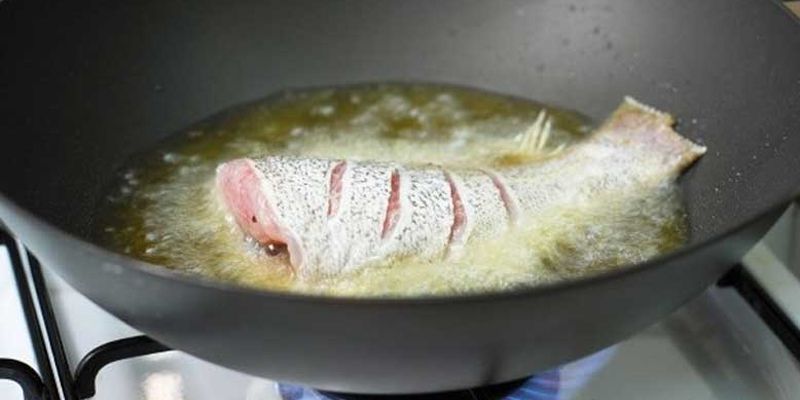 Những cách rán cá không bị bắn với 5 mẹo đơn giản dành cho mọi người Những cách rán cá không bị bắn với 5 mẹo đơn giản dành cho mọi người