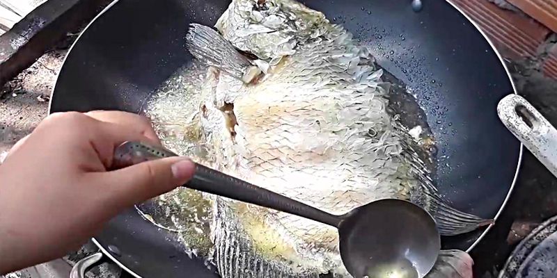 Sơ lược về cách rán cá không bị bắn dầu Sơ lược về cách rán cá không bị bắn dầu